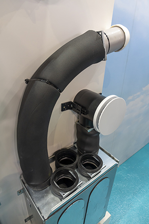 Les modules de rÃ©partition ComfoWell et les canalisations aÃ©rauliques de Zehnder  sont proposÃ©es avec un traitement acoustique complet. (Â© Bernard Reinteau)