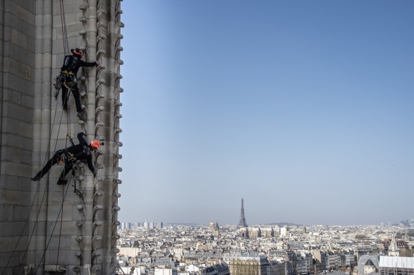 Les cordistes Ã  Notre-Dame-de-Paris
