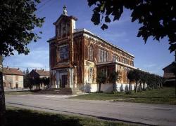 Une église en fer désaffectée vendue à une top-modèle