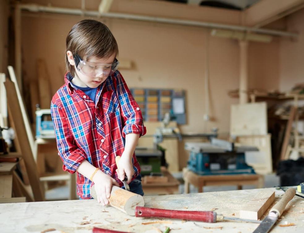 Enfant travaillant le bois
